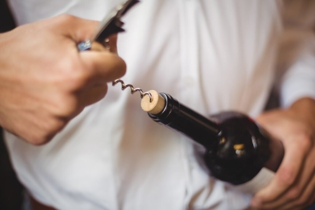 ABS-CE abrindo garrafa de Vinho